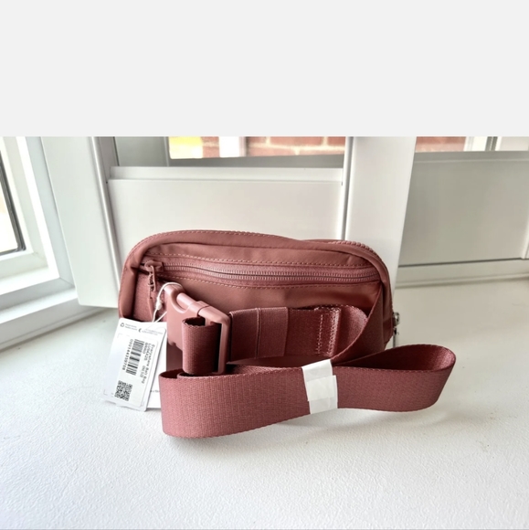 Lululemon Everywhere Belt Bag - Picture 2 of 5